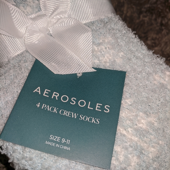 NWT! Aerosoles Fuzzy Socks (4pk) - Picture 2 of 6